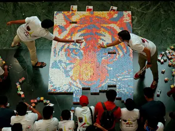 El mosaico creado con cubos de Rubik El mosaico creado con cubos de Rubik