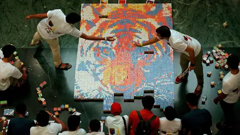 El mosaico creado con cubos de Rubik El mosaico creado con cubos de Rubik