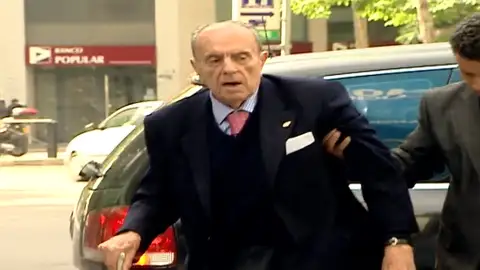 El pleno de A Coruña aprueba retirarle el título de 'Hijo Adoptivo' a Manuel Fraga El pleno de A Coruña aprueba retirarle el título de 'Hijo Adoptivo' a Manuel Fraga