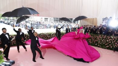 Lady Gaga se convierte en la estrella de la gala MET cambiándose hasta en cuatro ocasiones de vestido
