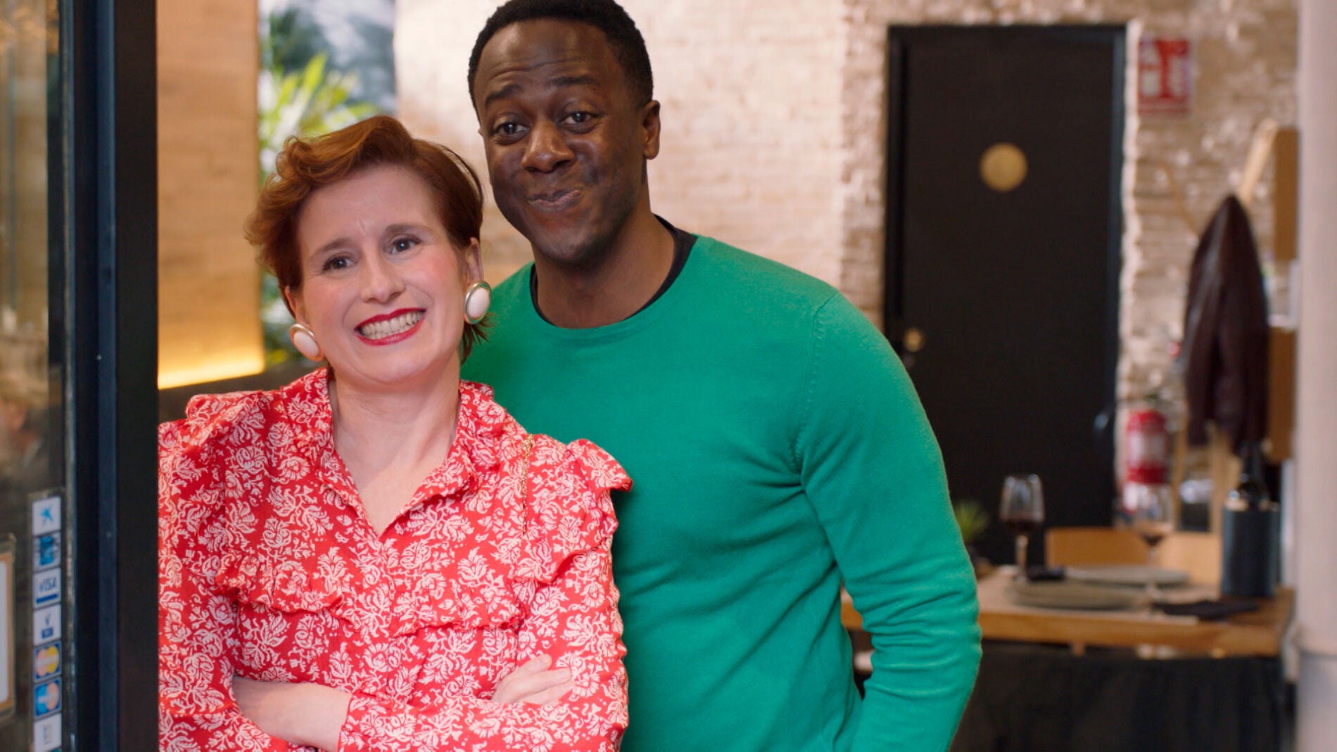 Dolores y Tomy, atónitos ante el ritual de disculpa de Wan tras saber que Jin es lesbiana