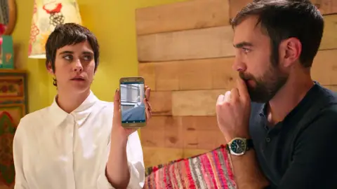 Carmen e Iñaki se vienen arriba y ponen a los pedantes padres del colegio en su sitio Carmen e Iñaki se vienen arriba y ponen a los pedantes padres del colegio en su sitio