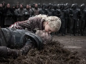 Daenerys Targaryen junto al cuerpo de Jorah en el 8x04 de 'Juego de Tronos' Daenerys Targaryen junto al cuerpo de Jorah en el 8x04 de 'Juego de Tronos'