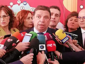 Luis Planas, atendiendo a los medios de comunicación en FENAVIN Luis Planas, atendiendo a los medios de comunicación en FENAVIN