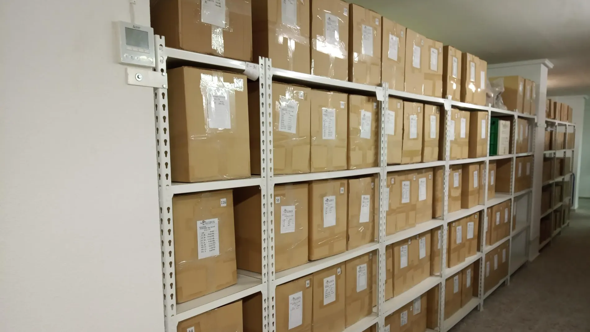 Cajas con restos arqueológicos hallados junto al Mercado Central de Elche. Cajas con restos arqueológicos hallados junto al Mercado Central de Elche.