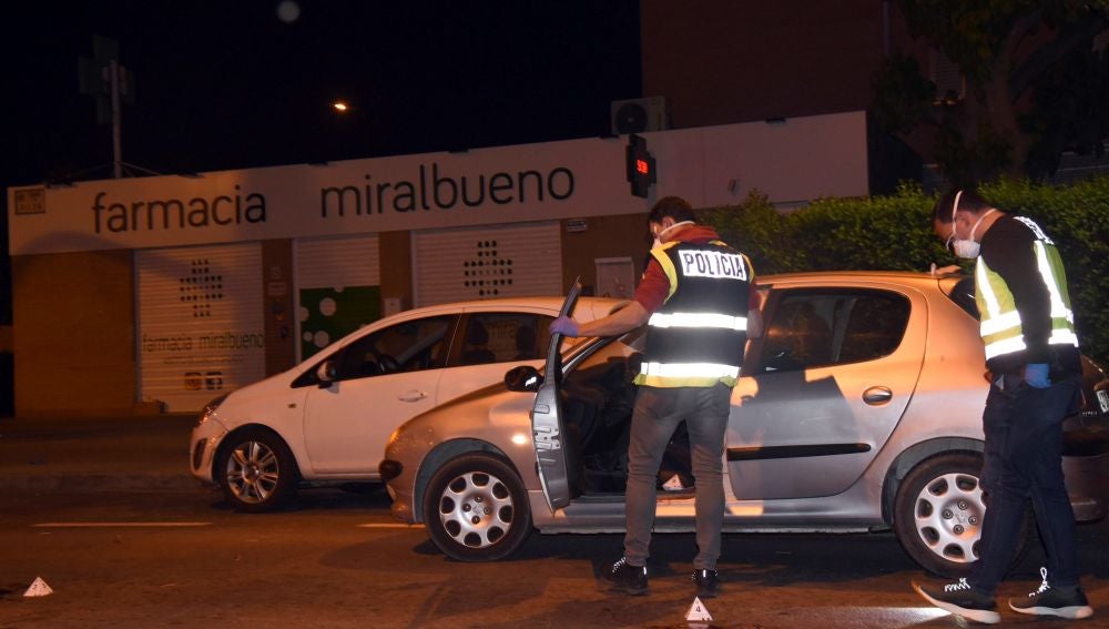 Agentes de la Policía Científica examinan el vehículo en el que un hombre ha tratado de degollar esta tarde a una mujer en Zaragoza