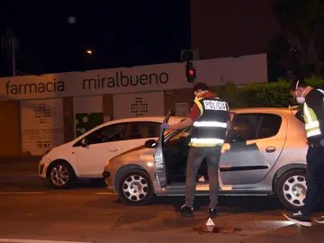 Agentes de la Policía Científica examinan el vehículo en el que un hombre ha tratado de degollar esta tarde a una mujer en Zaragoza Agentes de la Policía Científica examinan el vehículo en el que un hombre ha tratado de degollar esta tarde a una mujer en Zaragoza