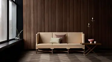 Sofá de estilo nórdico en tonos marrones