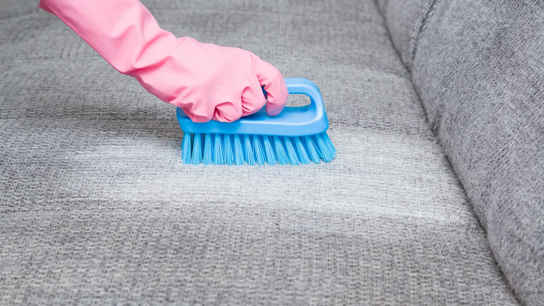 Trucos caseros infalibles para limpiar la tapicería de los muebles