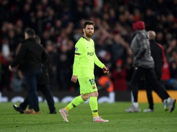 Messi se retira con gesto muy serio en Anfield