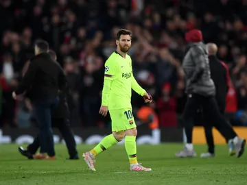 Messi se retira con gesto muy serio en Anfield Messi se retira con gesto muy serio en Anfield