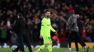 Messi se retira con gesto muy serio en Anfield
