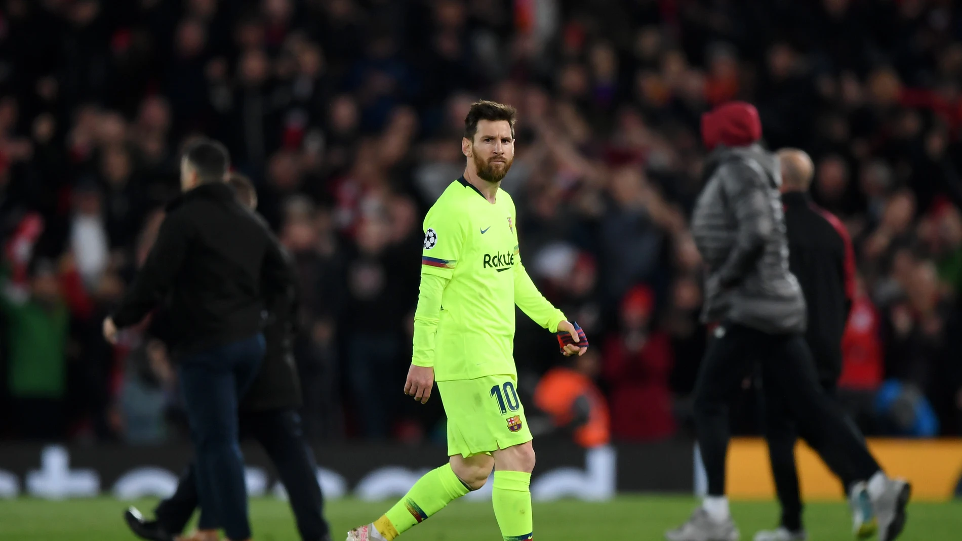 Messi se retira con gesto muy serio en Anfield Messi se retira con gesto muy serio en Anfield
