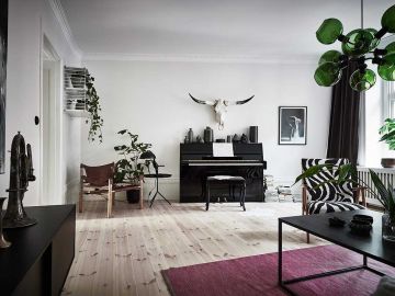 Salón estilo nórdico en tonos negro y madera