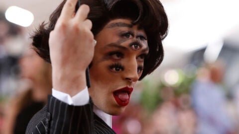 Ezra Miller en la Gala Met