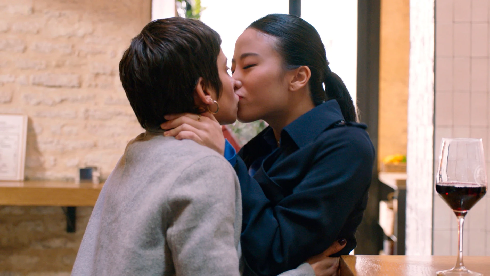 Jin se lanza a besar a Carmen tras malinterpretar sus intenciones