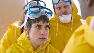 Iñaki prepara un escape room para unir a la cuadrilla y Lola se lanza a besar a Cristóbal