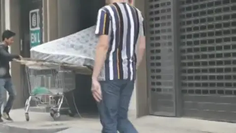 Okupan 22 viviendas de un mismo edificio en El Raval, Barcelona Okupan 22 viviendas de un mismo edificio en El Raval, Barcelona