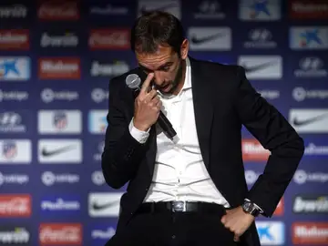 Diego Godín se emociona en la rueda de prensa de despedida del Atlético Diego Godín se emociona en la rueda de prensa de despedida del Atlético