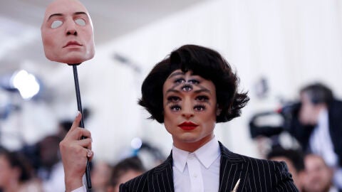 Ezra Miller en la Gala Met