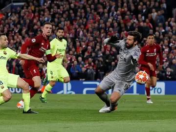 Alisson detiene un mano a mano contra Jordi Alba Alisson detiene un mano a mano contra Jordi Alba