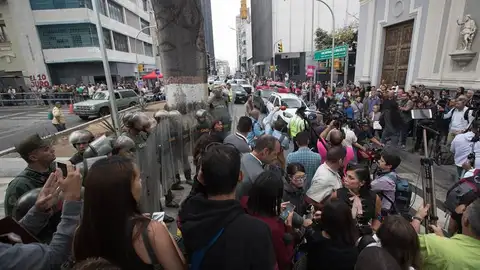 La Guardia Nacional Bolivariana impide el paso de periodistas a la Asamblea Nacional La Guardia Nacional Bolivariana impide el paso de periodistas a la Asamblea Nacional