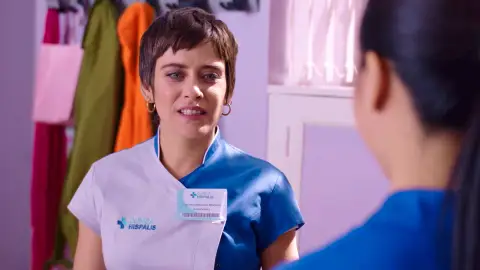 Los sentimientos de Carmen se revuelven al vestir el nuevo uniforme de enfermera Los sentimientos de Carmen se revuelven al vestir el nuevo uniforme de enfermera
