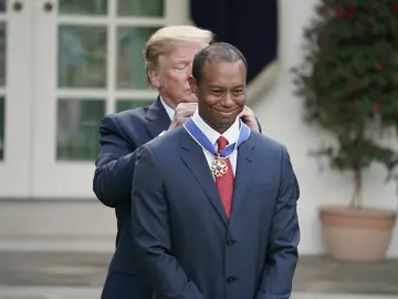 Donald Trump poniéndole la medalla a Tiger Donald Trump poniéndole la medalla a Tiger