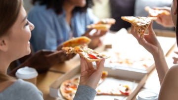 Comiendo pizza