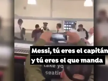 Máxima tensión en el aeropuerto de Liverpool: varios hinchas del Barça increpan a Messi Máxima tensión en el aeropuerto de Liverpool: varios hinchas del Barça increpan a Messi