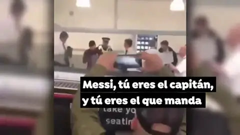 Máxima tensión en el aeropuerto de Liverpool: varios hinchas del Barça increpan a Messi Máxima tensión en el aeropuerto de Liverpool: varios hinchas del Barça increpan a Messi