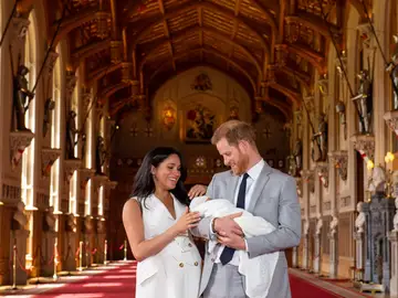 Meghan Markle y el príncipe Harry presentan a su bebé Meghan Markle y el príncipe Harry presentan a su bebé