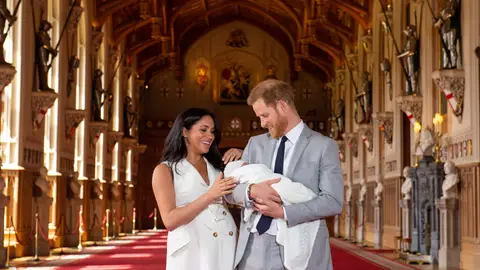 Meghan Markle y el príncipe Harry presentan a su bebé Meghan Markle y el príncipe Harry presentan a su bebé