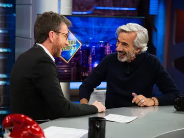 Los útiles consejos de Imanol Arias para posar con un gallo Los útiles consejos de Imanol Arias para posar con un gallo