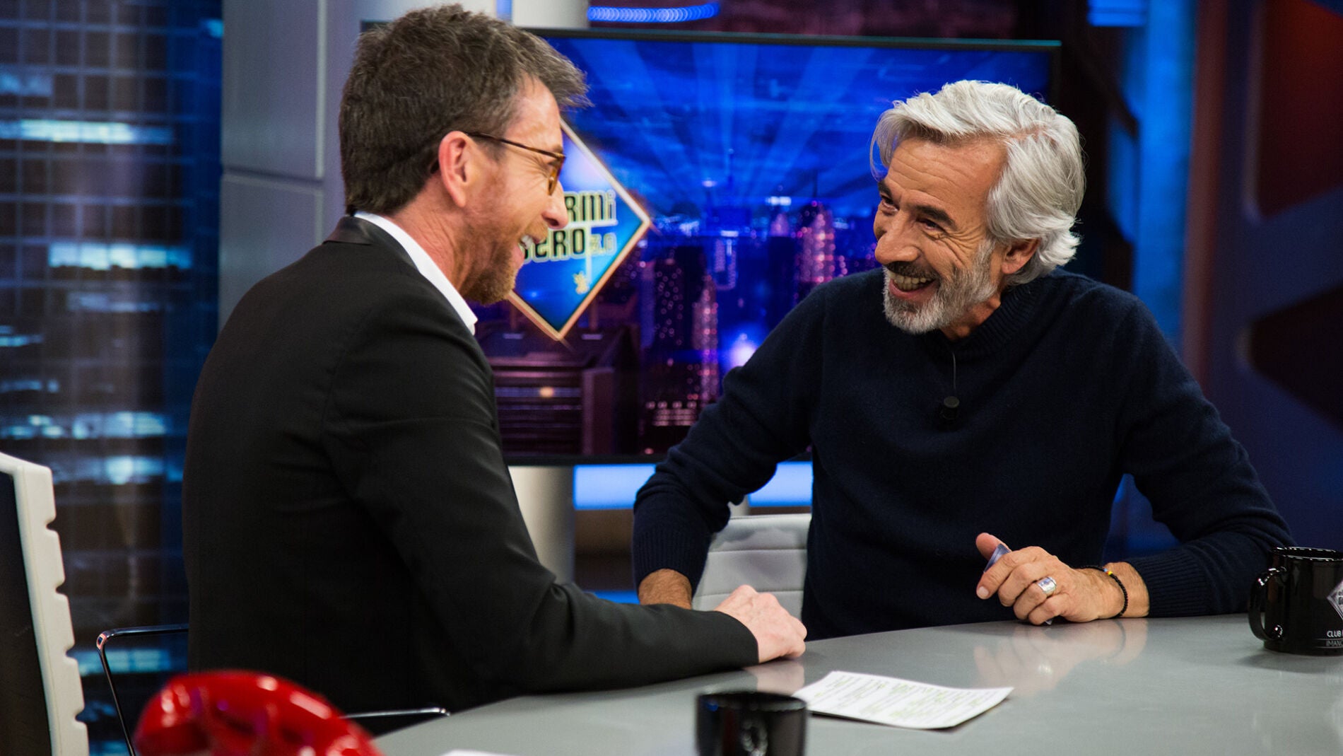 Los útiles consejos de Imanol Arias para posar con un gallo