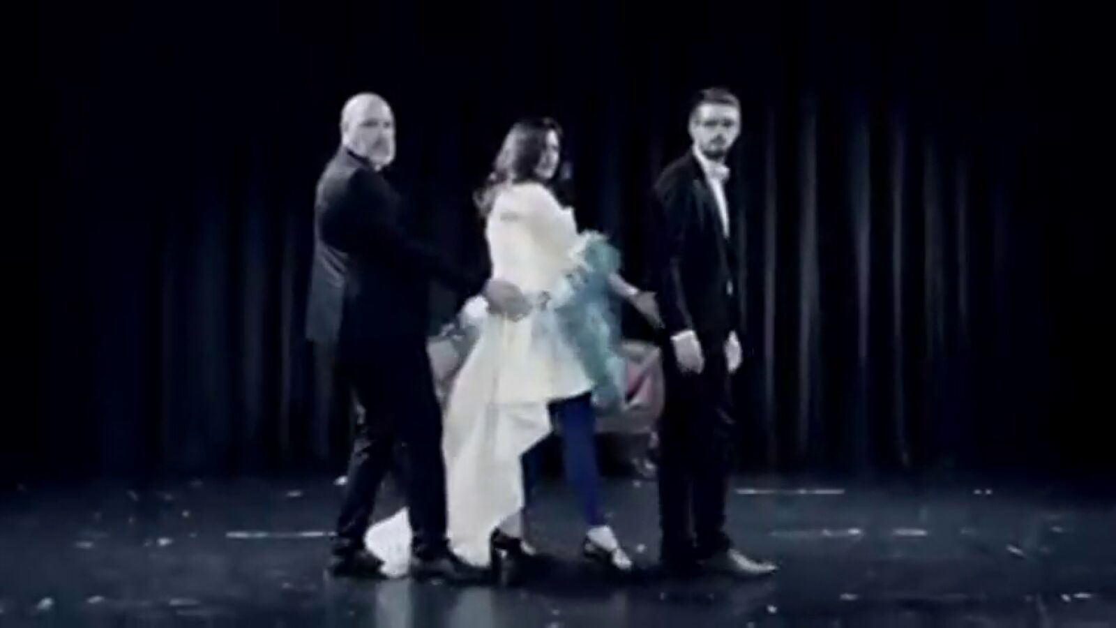 A rimo de 'A quien le importa' y con un chal de plumas, el vídeo promocional de una candidata del PP