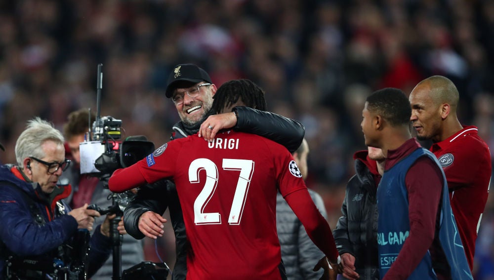Origi celebrando con Klopp la remontada