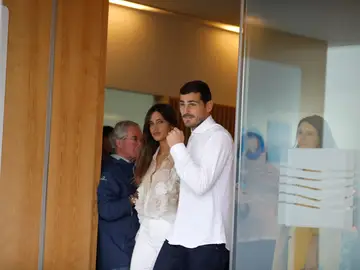 Casillas y Sara Carbonero a la salida del hospital Casillas y Sara Carbonero a la salida del hospital