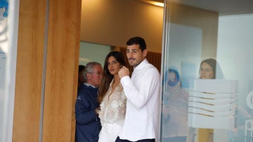 Casillas y Sara Carbonero a la salida del hospital