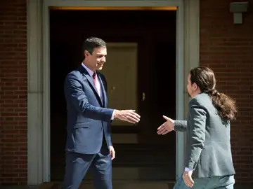 El presidente del Gobierno en funciones, Pedro Sánchez (i), recibe al líder de Podemos Pablo Iglesias El presidente del Gobierno en funciones, Pedro Sánchez (i), recibe al líder de Podemos Pablo Iglesias