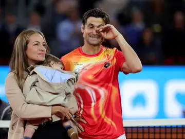 David Ferrer, acompañado por su mujer en su despedida del tenis profesional David Ferrer, acompañado por su mujer en su despedida del tenis profesional