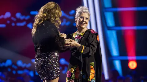 Despedida Carmen Blanco Carmen Blanco se despide de 'La Voz Senior' entregando un bonito regalo a Paulina Rubio: “Dicen que a las personas que les regalo algo les doy mi energía"