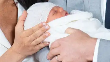 Meghan Markle y el príncipe Harry presentan a su bebé Meghan Markle y el príncipe Harry presentan a su bebé