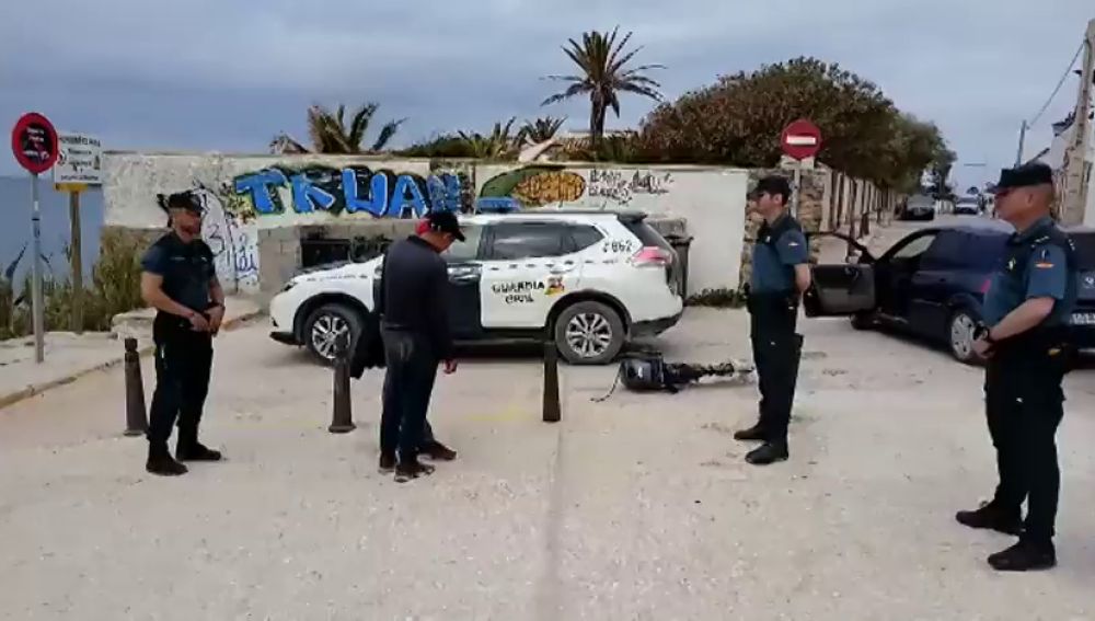 Muere una inmigrante y desaparece un niño al volcar una patera en Cádiz