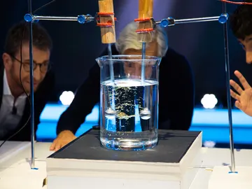 Marron sorprende a Imanol Arias con 'El Puente de Orégano' en 'El Hormiguero 3.0' Marron sorprende a Imanol Arias con 'El Puente de Orégano' en 'El Hormiguero 3.0'