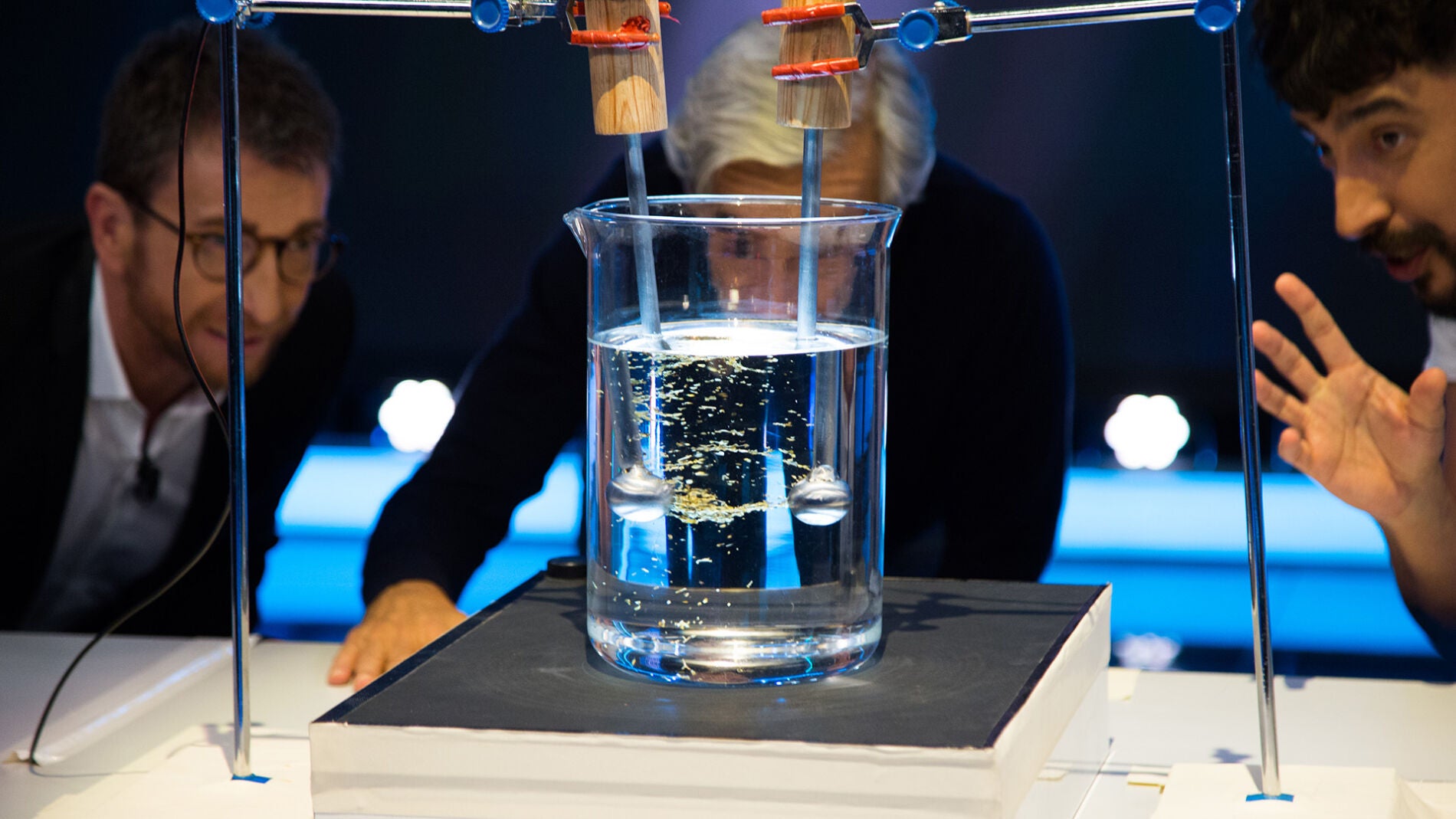 Marron sorprende a Imanol Arias con 'El Puente de Or&eacute;gano' en 'El Hormiguero 3.0'