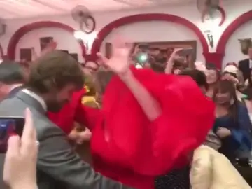 Susana Díaz se arranca por sevillanas en la feria de Abril Susana Díaz se arranca por sevillanas en la feria de Abril