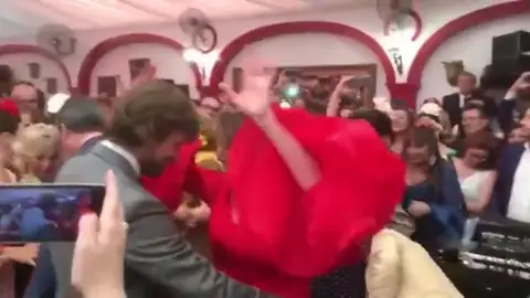 Susana Díaz se arranca por sevillanas en la feria de Abril Susana Díaz se arranca por sevillanas en la feria de Abril