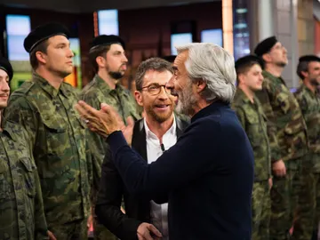 Imanol Arias pasa revista a unos soldados muy especiales y algo díscolos en 'El Hormiguero 3.0' Imanol Arias pasa revista a unos soldados muy especiales y algo díscolos en 'El Hormiguero 3.0'