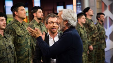 Imanol Arias pasa revista a unos soldados muy especiales y algo díscolos en 'El Hormiguero 3.0'